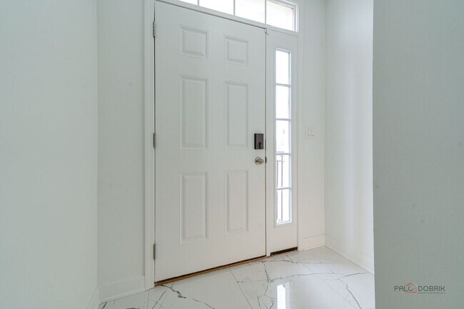 Foto del edificio - 667 W Hickory St