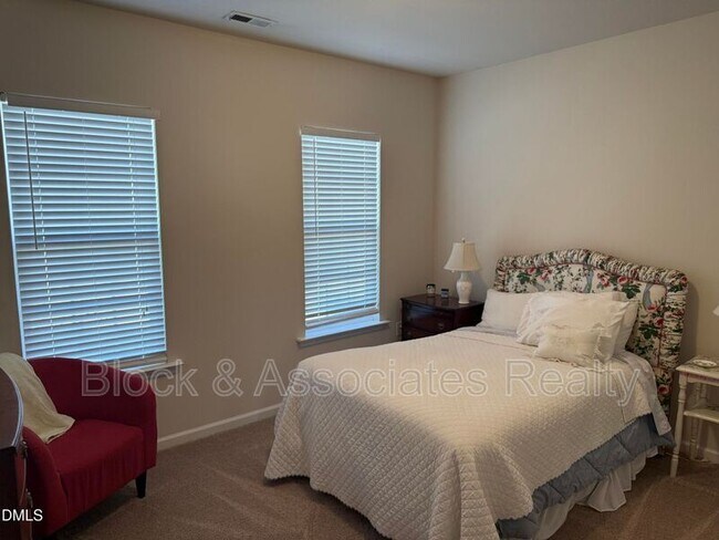 Foto del edificio - 703 Birstall Dr
