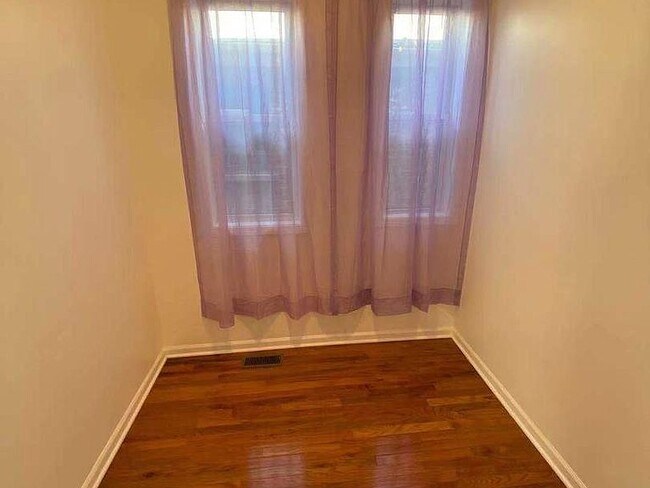 Building Photo - 3550 S Maplewood Ave