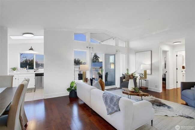 Building Photo - Ballard view top floor condo