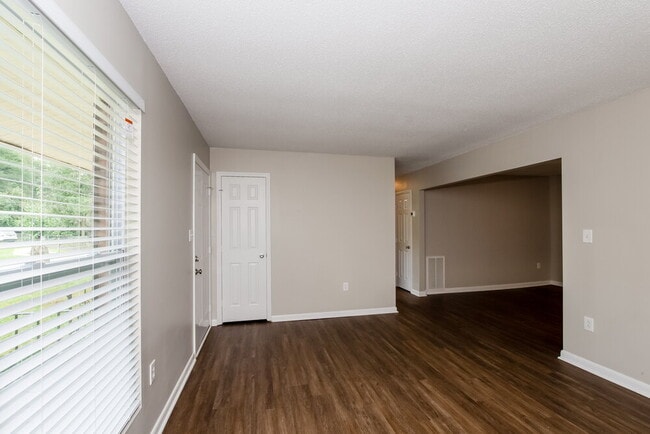 Foto del edificio - 3511 Firestone Dr