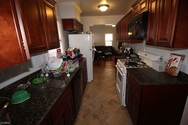 Building Photo - 5 br, 2 bath  - 916 Sybil St Apt 1 #1
