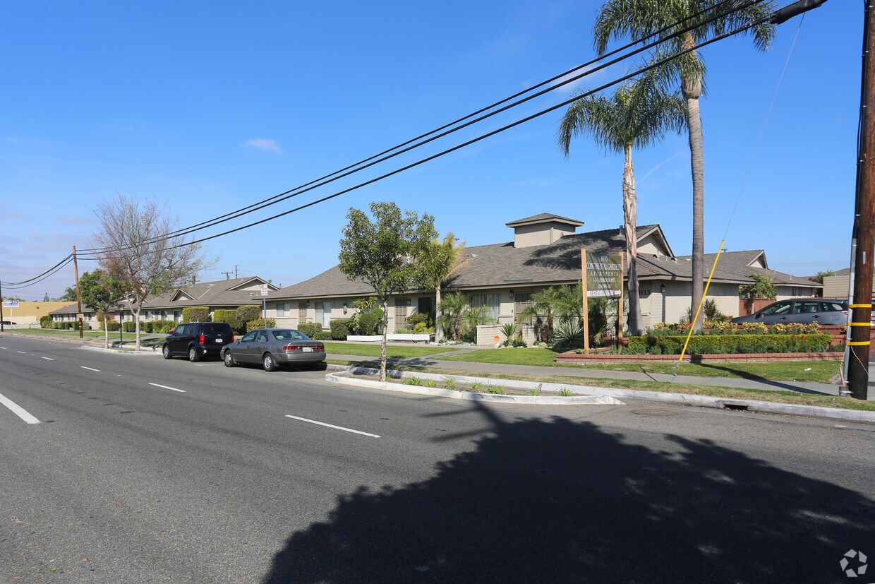 Primary Photo - Continental Gardens Apartments