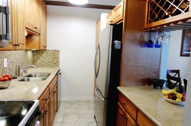 kitchen - 643 S Prospect Ave
