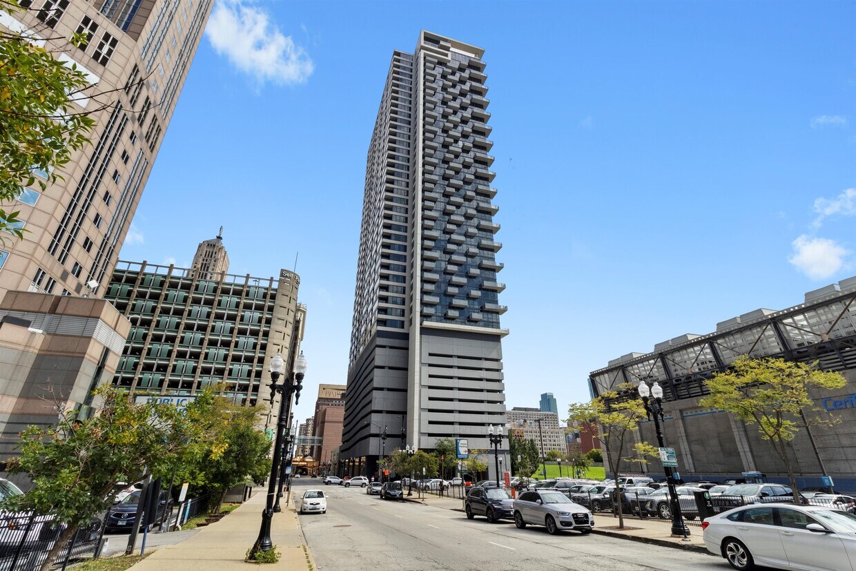Foto principal - 235 W Van Buren St