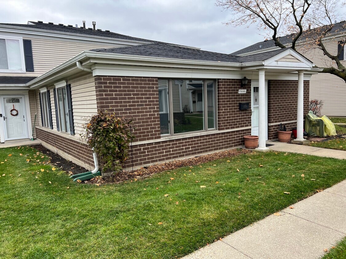 1444 Quaker Ln, Prospect Heights, IL 60070 Townhome Rentals in