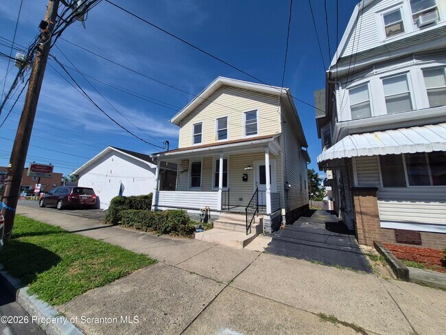 Building Photo - 556 N Main St