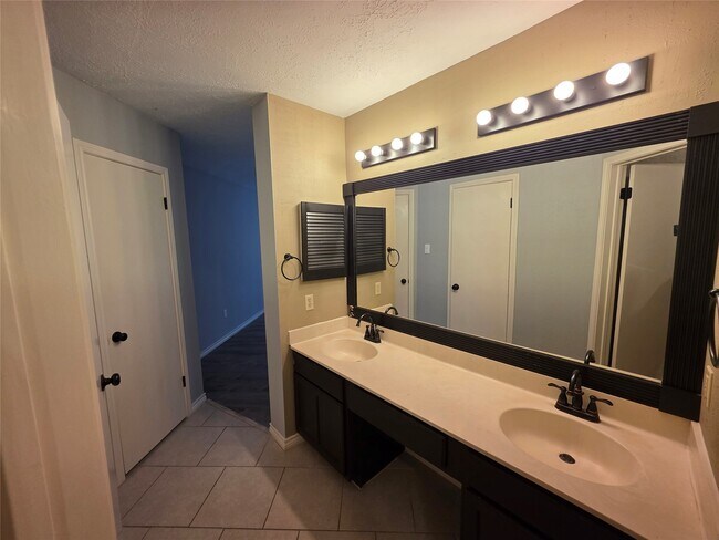 Foto del edificio - 8607 Knoll Forest Dr