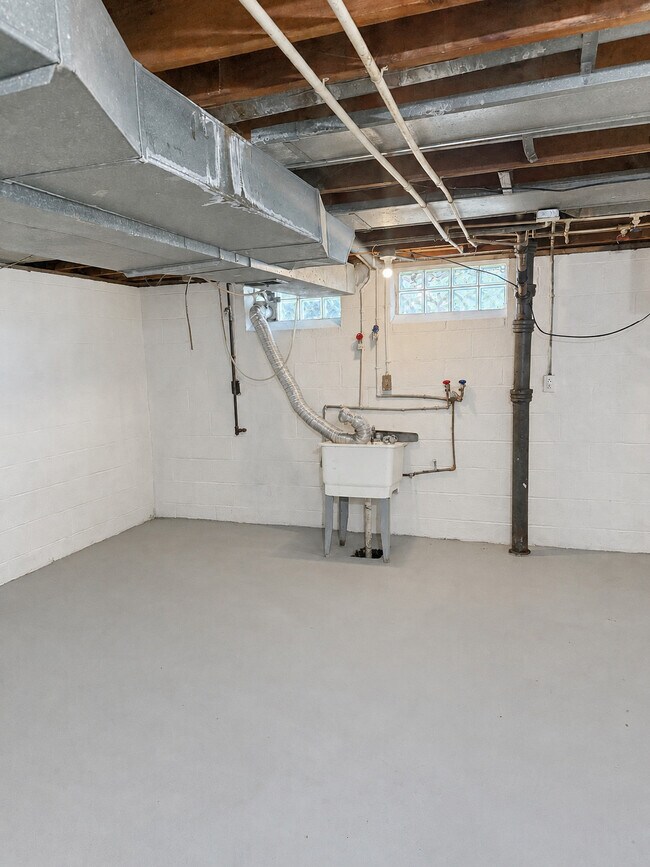 Building Photo - 16705 Hillsboro Rd