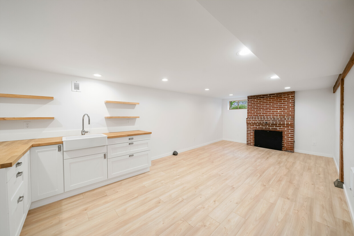 Primary Photo - 7431 N Washburne Ave