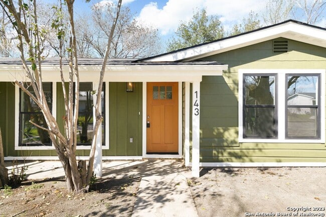 Foto del edificio - Modern 4BR Retreat with Gourmet Kitchen & Spacious Backyard Oasis