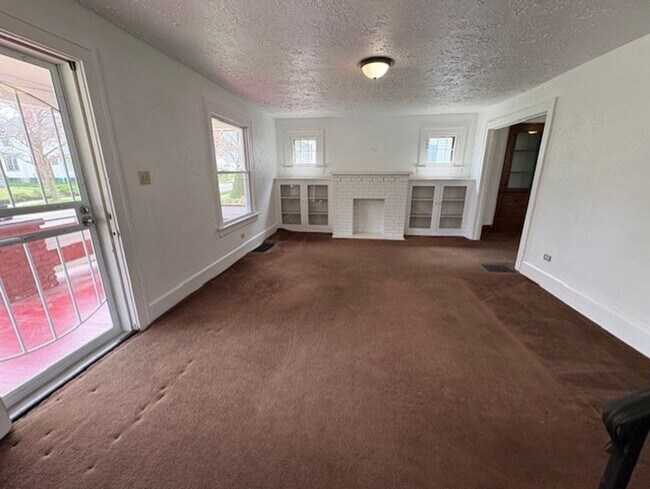 Foto del edificio - Spacious 4-Bedroom Akron Home with Charming Kitchen Nook & Backyard & Pet Friendly