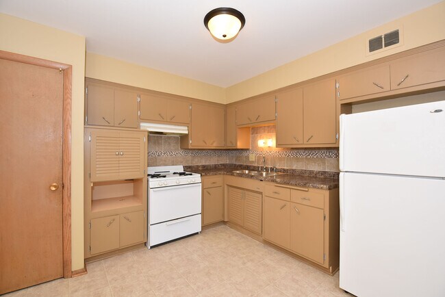 Building Photo - 8904 W Villard Ave
