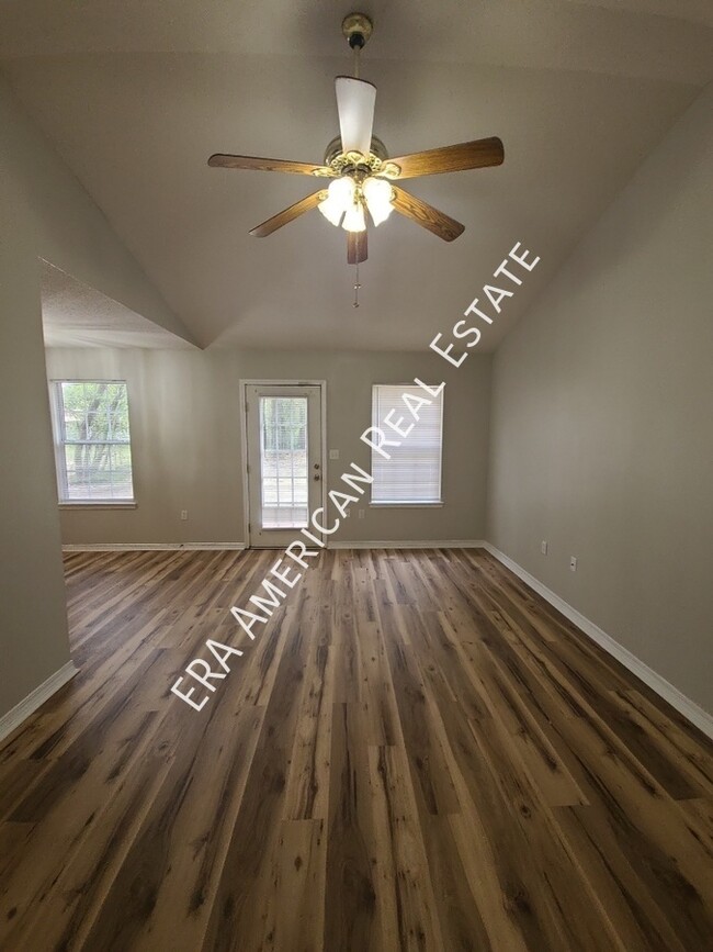 Building Photo - Vaulted ceiling in greatroom