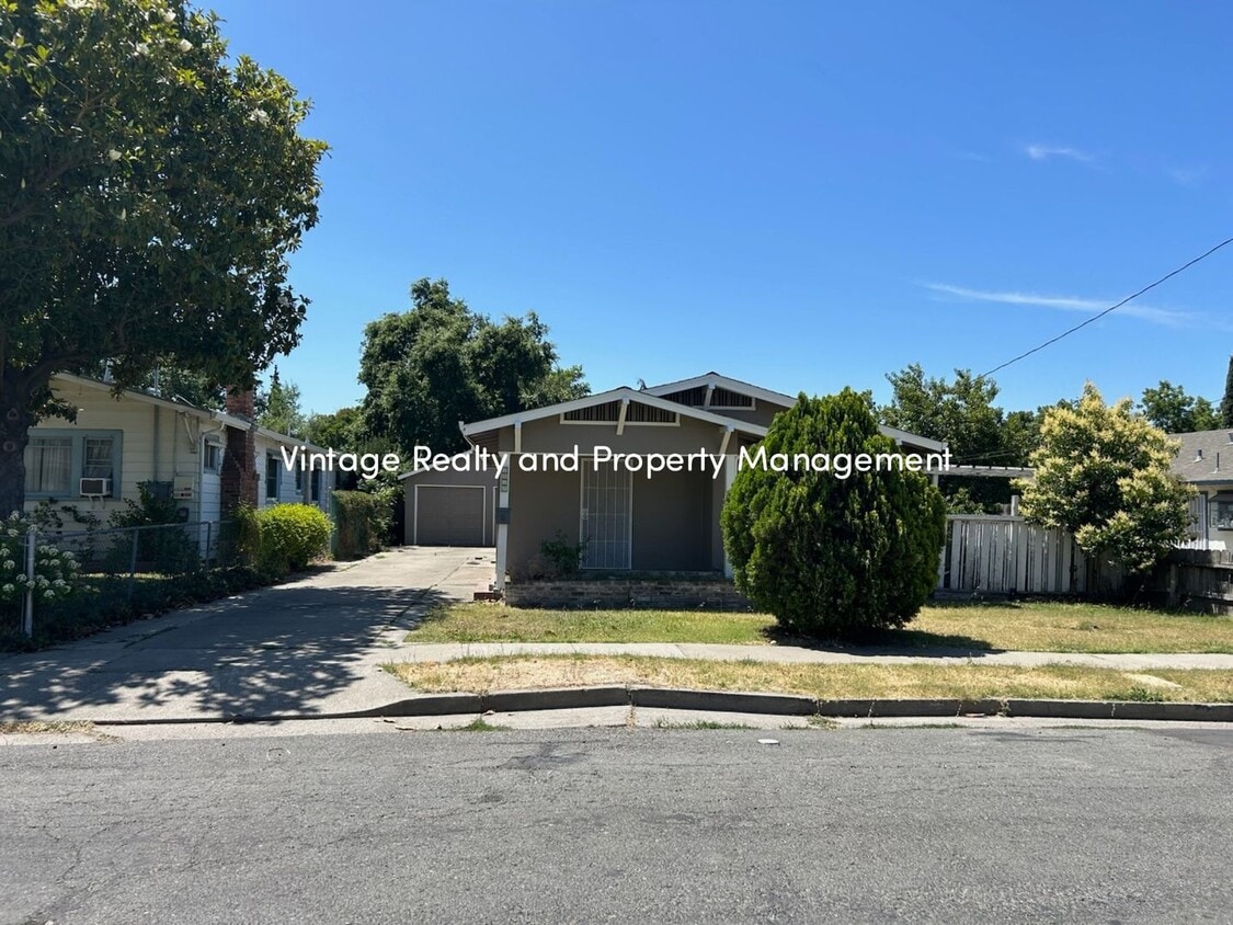 Primary Photo - Updated Single Story 3 Bedroom Home That I...