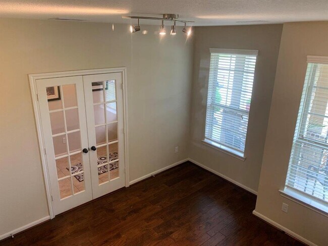 Foto del edificio - 6819 Hunters Trace Ln