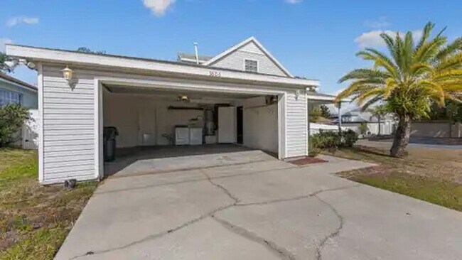 Foto del edificio - Davenport 3 Bedroom 2 Bathroom Corner Lot!!!