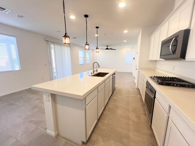 Building Photo - 3 bedroom, 2.5 bathroom home located in Skye Canyon!