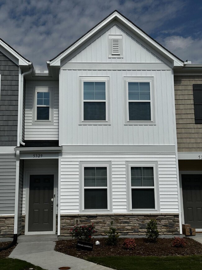 Foto del edificio - 2 bed, 2.5 bath New Construction Townhome