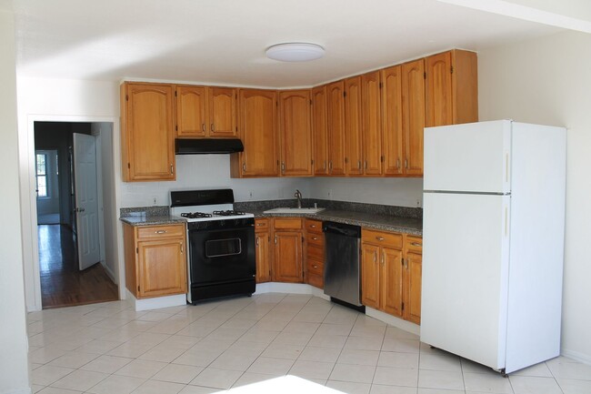 Building Photo - Spacious 4-Bedroom Duplex Upstairs Unit fo...