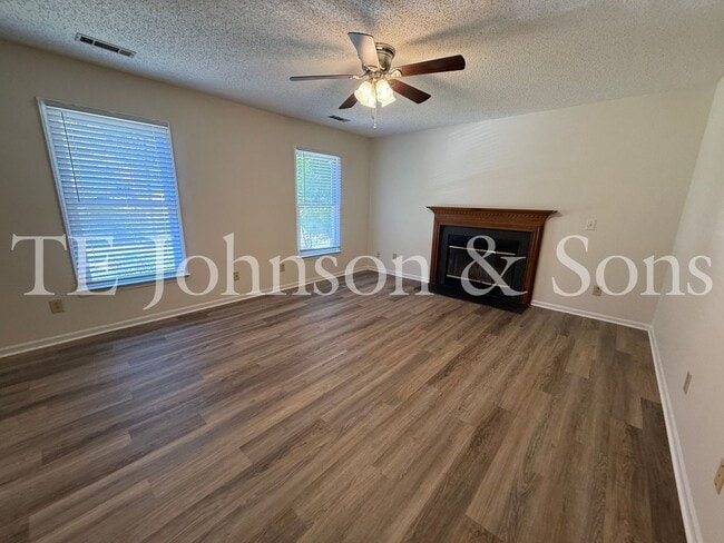 Foto del edificio - Charming 3-Bedroom Home with Spacious Yard...