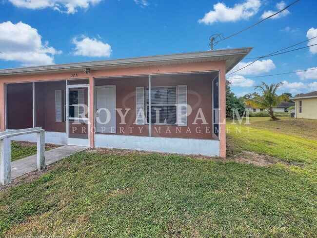 Foto del edificio - Your Duplex Dream Just Got Merrier! Charming 3-Bed, 2-Bath Home in Lehigh Acres!