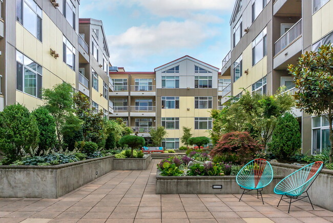 Foto del edificio - Courtyard Off Main