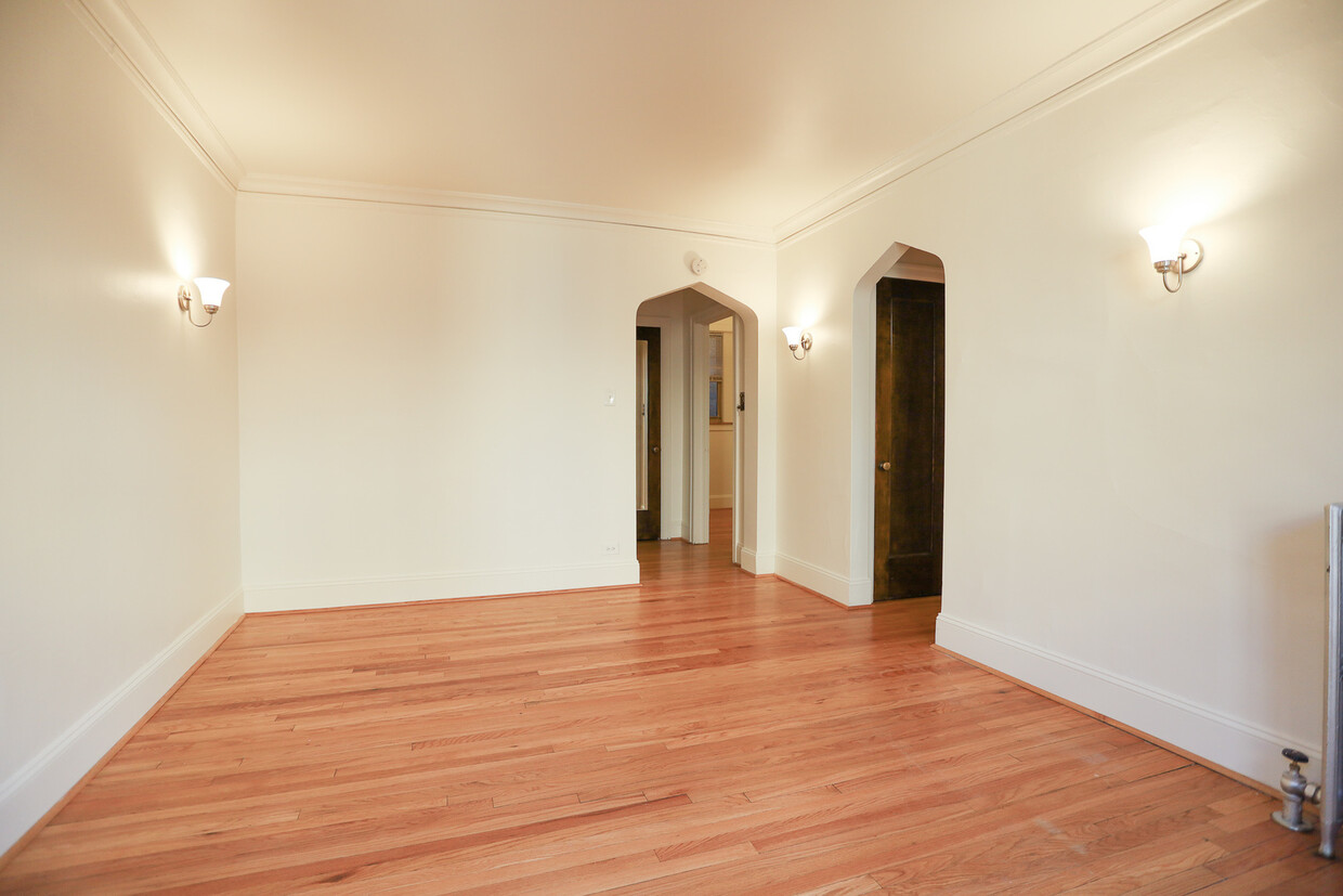 Primary Photo - 2026 W Berwyn Ave