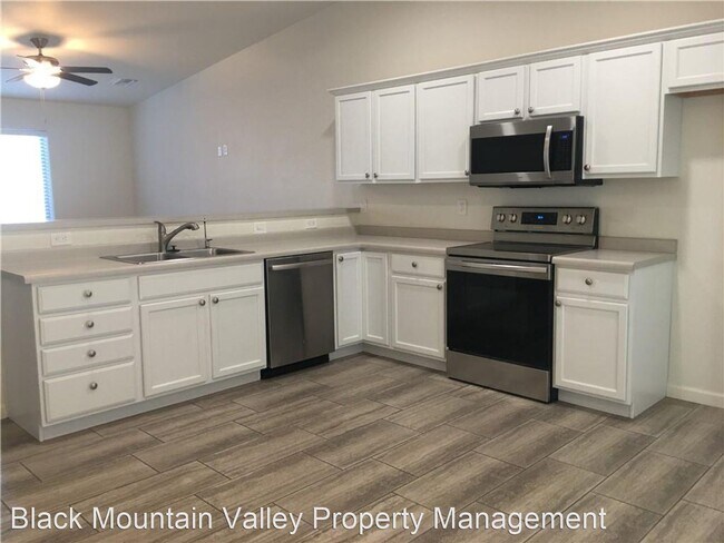 Foto del edificio - 3 br, 2 bath House - 5085 S. Jacaranda Pl.