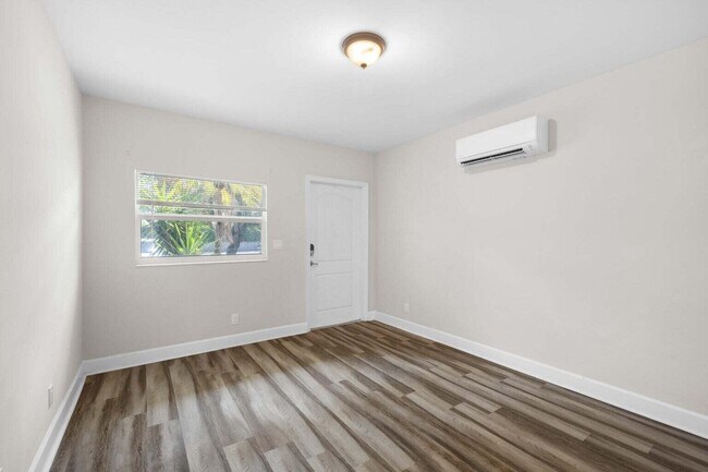 Building Photo - 409 50th St