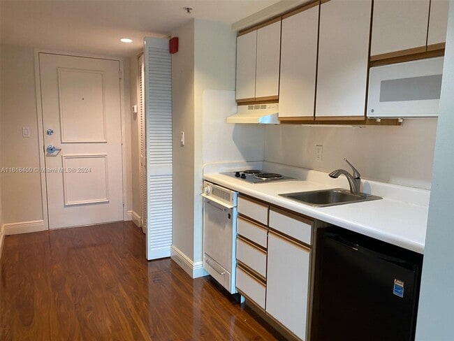 Building Photo - 5715 Sunset Dr