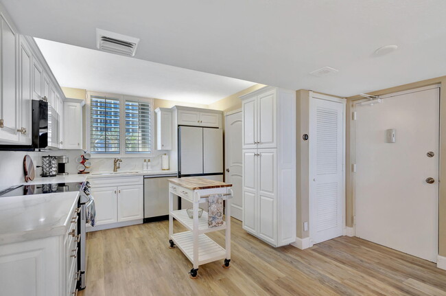 Foto del edificio - 100 Ocean Trail Way