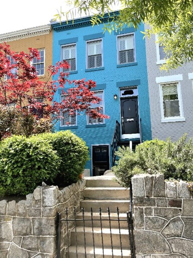 Foto principal - Stunning 4 BR/3.5 Townhome in Barney Circle!