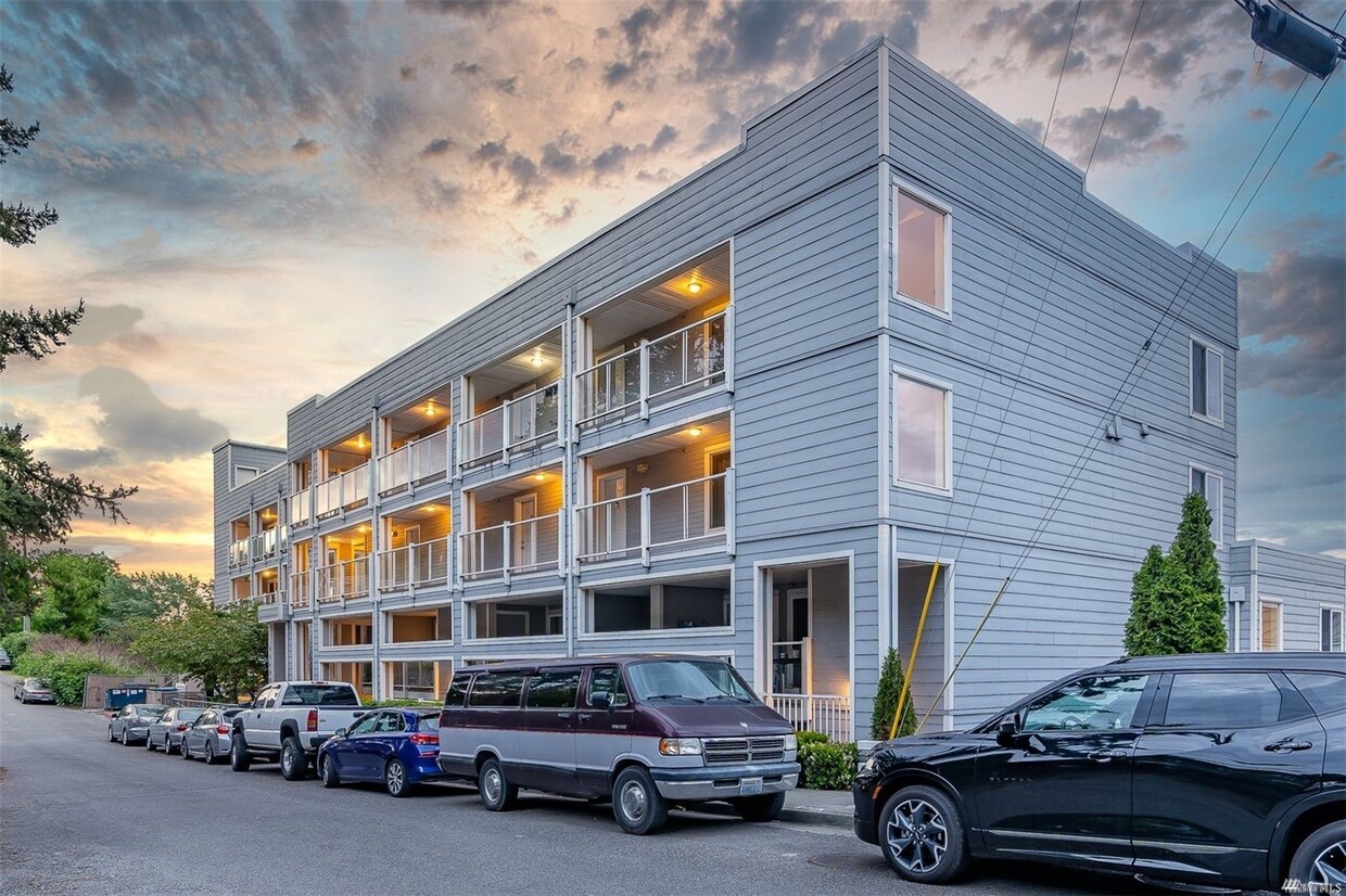 Foto principal - 3318 30th Ave SW