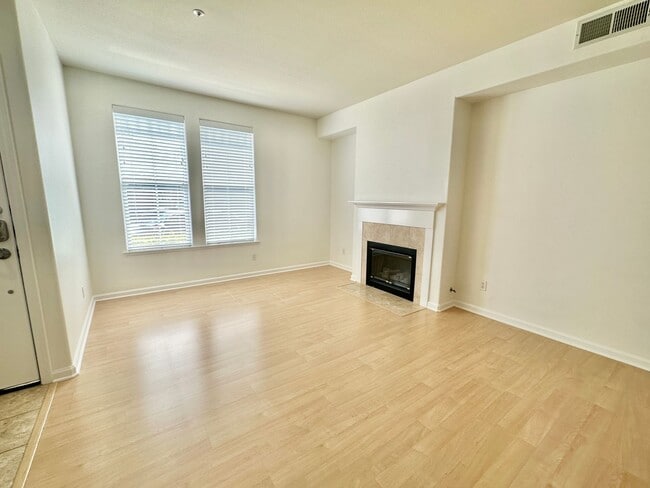 Building Photo - Hamilton 3+bd/2.5bth Townhome w/Den