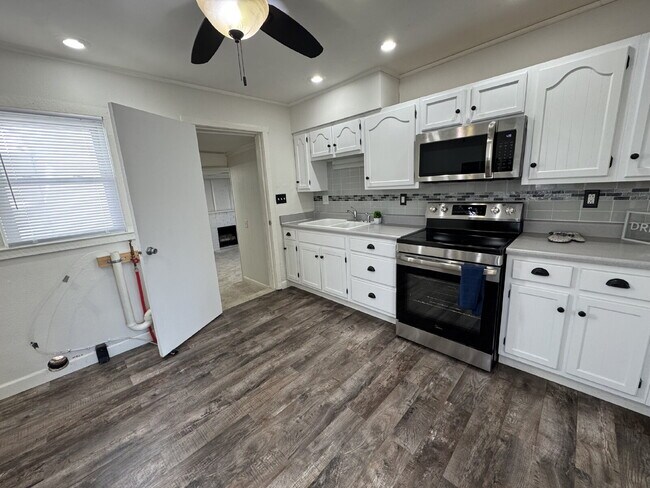 Foto del edificio - Hilltop 3 Bedroom 1 Bath with Garage Charm You’ll Fall in Love With!