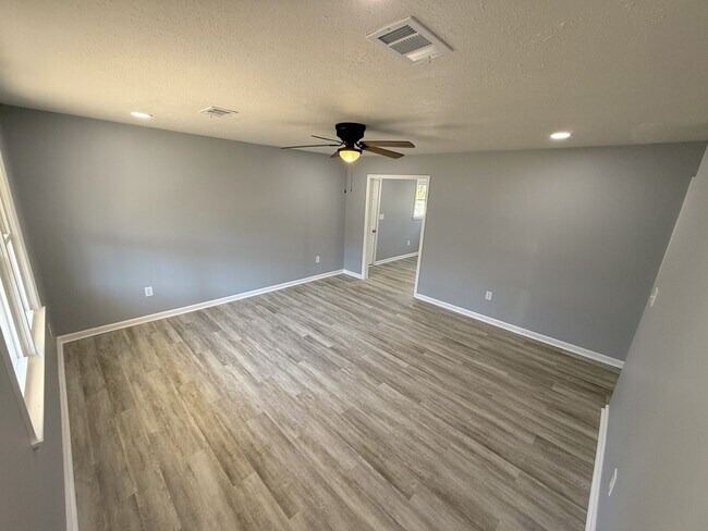 Foto del edificio - 3 Bedroom House, GREAT LOCATION *FIRST MONTH FREE*