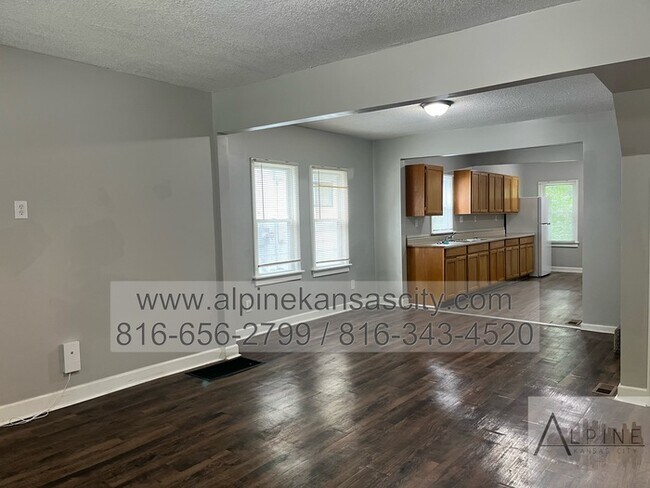 Foto del edificio - Spacious Upstairs Loft with Bathroom!