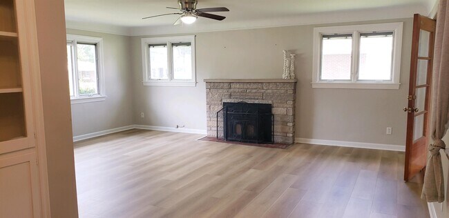 Building Photo - 9628 Delray Dr