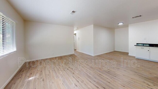Foto del edificio - 2061 Rosamond Ave