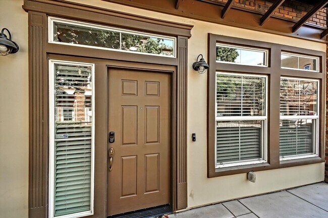 Foto del edificio - Luxury 3 Bedroom Townhouse w/ Office space