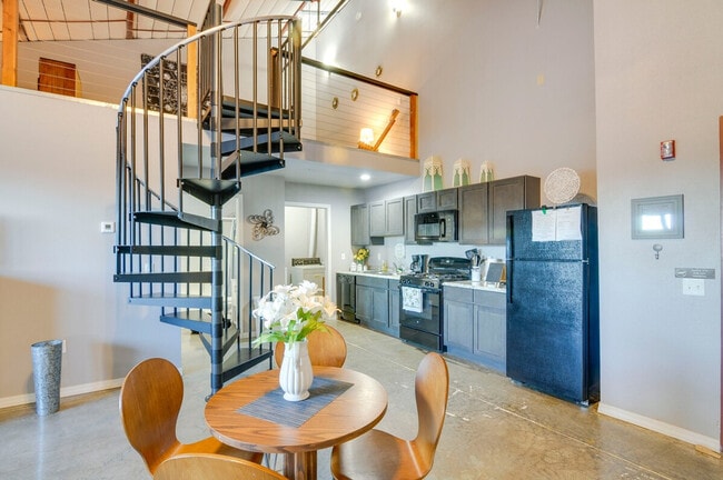 Building Photo - 800 Oak St