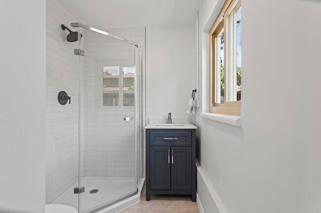Master Bath - 1050 E Dartmouth Ave