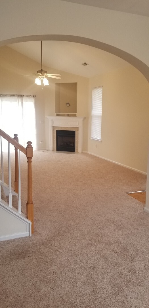 Building Photo - Gorgeous End Unit Townhome with Owners Bed...