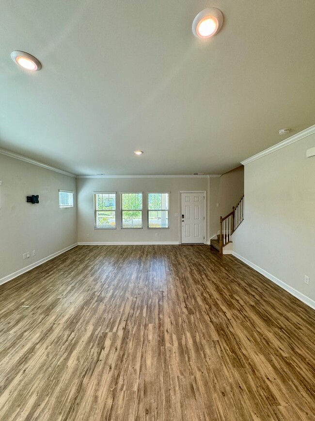 Building Photo - 3BR/2.5BA; Desirable Belmont Location