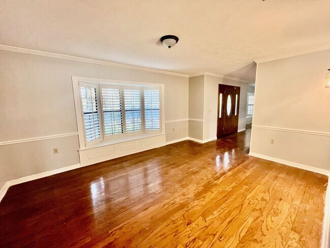 Building Photo - AVAILABLE 07/01!  HUGE 3300sqft  4BR/3.5BA...