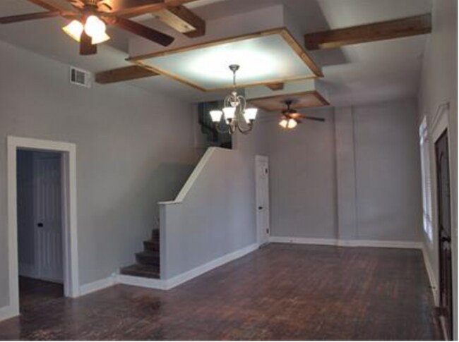 Building Photo - 532 W Mistletoe Ave