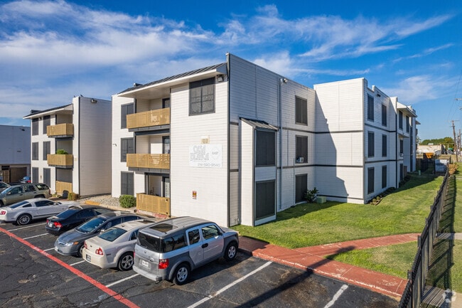 Building Photo - Parea Oak Lawn