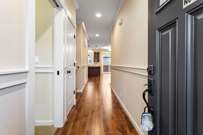 Foto del edificio - Excellent Condition Three Bedroom + Office, Fenced Backyard, Central AC
