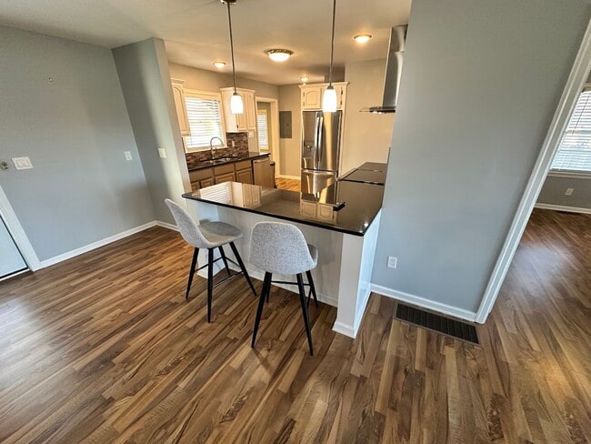 Foto del edificio - Beautiful House in Picadome! Off-Street Parking, W/D, Breakfast Bar, Deck, Fenced Backyard!